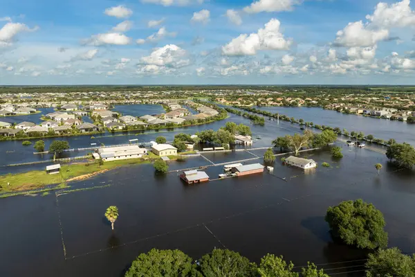 Kasırga yağmurlarından sonra tarım arazisi sular altında kaldı. Florida 'da sualtı çiftlik binaları yağmur suları altında. Güney Amerika 'daki doğal afet sonrası.