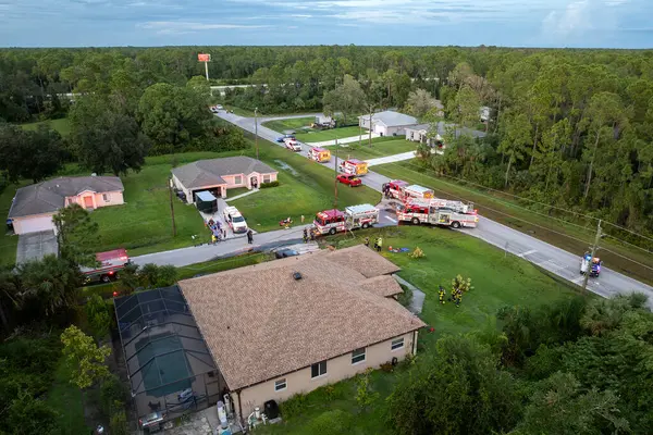 Florida Kuzey Limanı 'ndaki yerleşim yerlerindeki yangın tehlikesini araştıran itfaiyeciler..