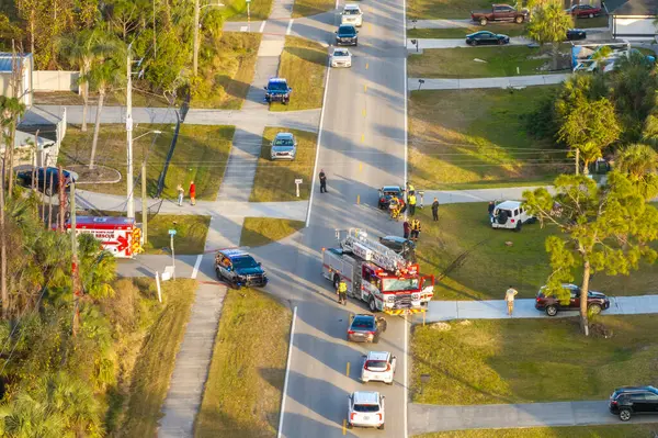 Florida 'daki araba kazasına ilk müdahale ekipleri. Acil servis çalışanları ABD 'de trafik kazası kurbanlarına yardım ediyor..