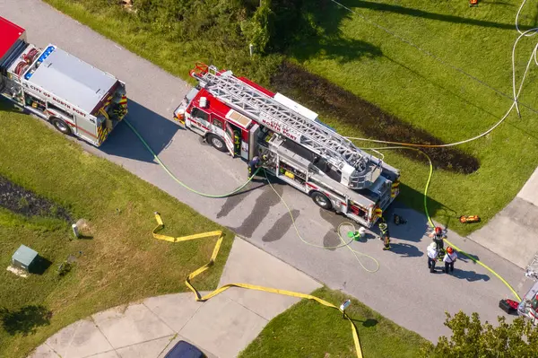 Özel evin yangın tehlikesini araştıran ilk ekipler. Florida yerleşim yerindeki karbon monoksit kazasına acil servis personeli cevap veriyor..