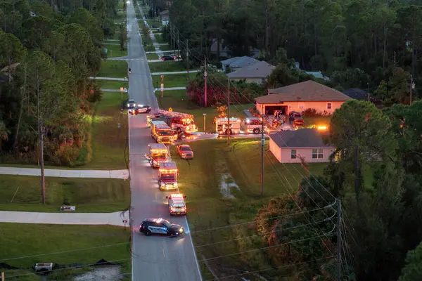 Özel evin yangın tehlikesini araştıran ilk ekipler. Florida yerleşim yerindeki karbon monoksit kazasına acil servis personeli cevap veriyor..