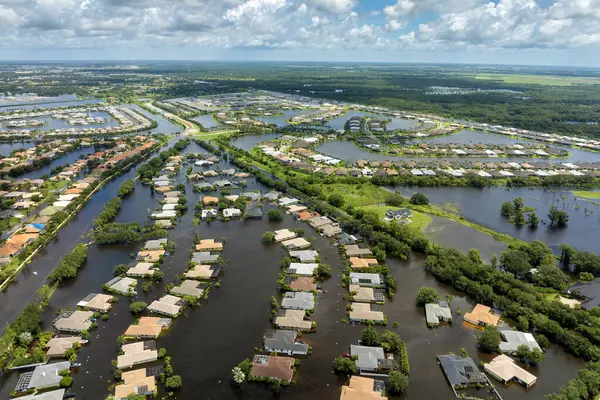 Sarasota, Florida 'daki Laurel Meadows bölgesinde Debby Kasırgası' ndan kalma su altı evleriyle dolu bir yerleşim bölgesi. Güney Amerika 'daki doğal afet sonrası.