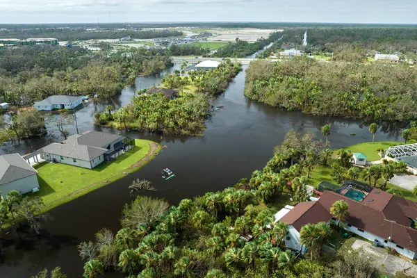 Florida yerleşim bölgesindeki Ian kasırgasından sonra evlerin etrafını su basmış. Doğal afetin sonuçları..