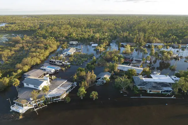 Florida yerleşim bölgesinde sağanak yağıştan sonra yerleşim yerlerini çevreleyen yüksek su baskınları. Doğal afetin sonuçları..