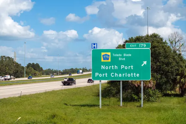 Florida, ABD 'de otoyol çıkışı tabelası. I-75 karayolu Kuzey Limanı ve Charlotte Limanı yönüyle kesişiyor..