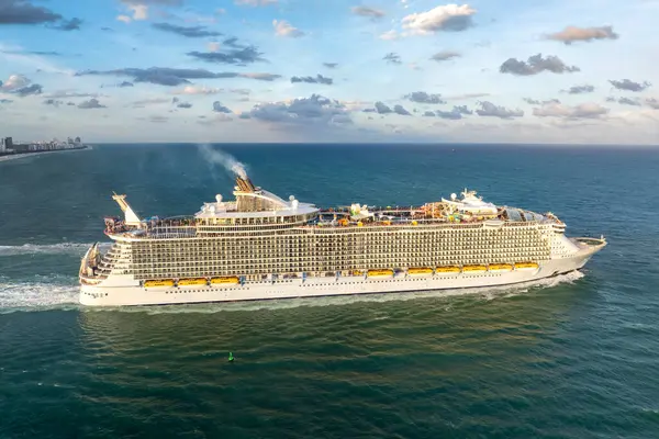 Lüks yolcu gemisi Miami, Florida 'dan kalkıyor. ABD tatil konseptine seyahat.