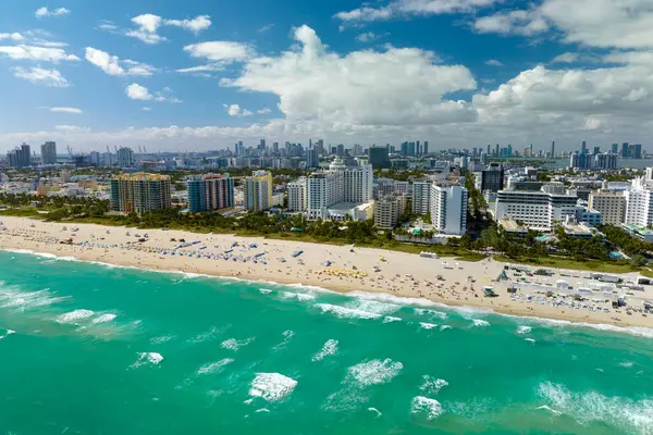 Yüksek lüks otelleri, apartmanları ve kumlu sahili olan Miami Beach şehri. Güney Florida, ABD 'de yüksek açılı turizm altyapısı.