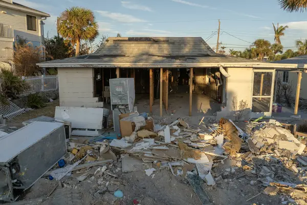 Doğal felaket ve sonuçları. Kasırga Florida kıyı bölgesindeki evleri ve duvarları yıktı.