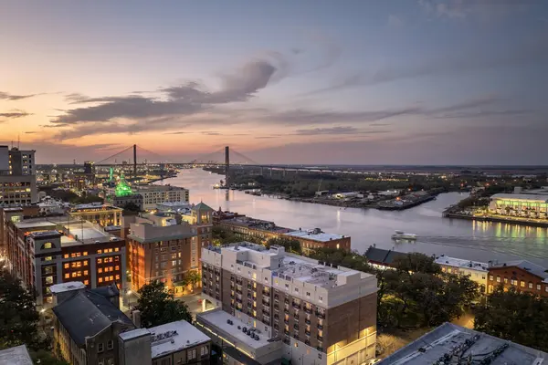 Savannah, Georgia 'da tarihi mimarisi olan panoramik şehir manzarası. Akşamları Güney Amerika mimarisi.