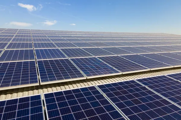 Ticari binaların güneş çatılarındaki fotovoltaik paneller temiz ekolojik elektrik enerjisi üretmek için. Sıfır emisyon kavramı ile yenilenebilir elektrik.