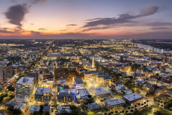 Savannah, Georgia 'da. Eski tarihi şehrin kentsel manzarası. Gün batımında ABD şehir manzarası.