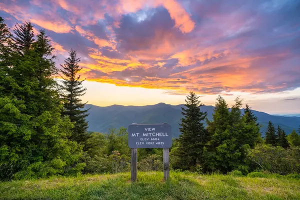 Kuzey Carolina Appalachian dağlarındaki Blue Ridge Parkway 'de manzaralı bir yolculuk. Mitchell dağı gözlem noktasını gözden kaçırır..