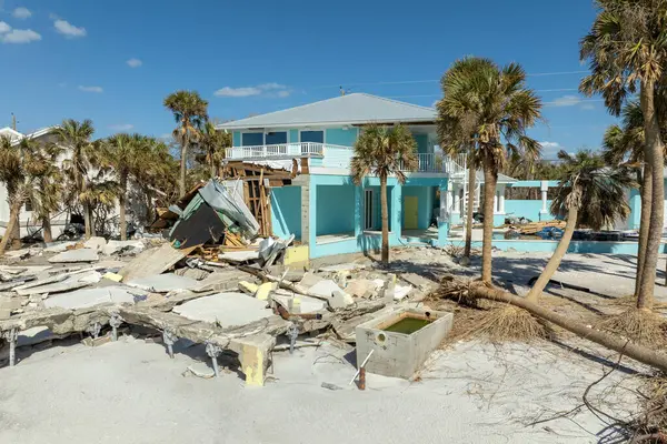 Fırtına dalgası, kasırganın neden olduğu okyanus kıyısındaki ciddi hasarlı yerleşim evleri. Florida 'da doğal afet sonuçları.