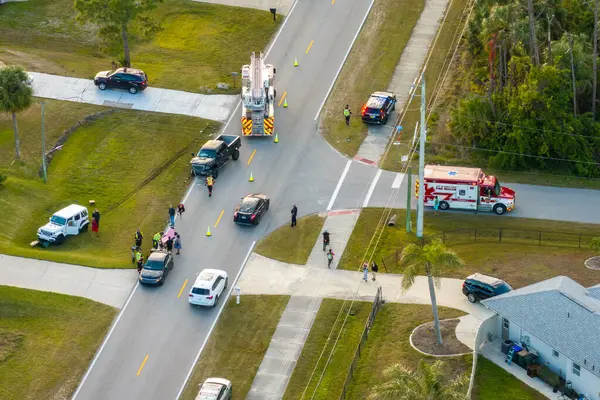 Amerikan caddesindeki sağlık görevlileri sedyesinde trafik kazası kurbanı. İlk müdahale ekipleri ve acil tıp teknisyenleri ABD 'de trafik kazasında bisikletçiye yardım ediyor..