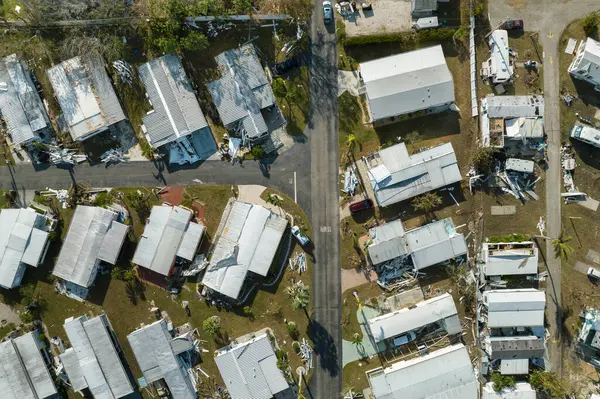 Kasırga sonrası özel evlerde rüzgar hasarı Florida 'daki mobil evler arasında yayıldı. Doğal afetin sonuçları..