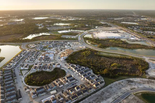 Yeni ucuz Amerikan evlerinin ahşap çerçeveleri yapım aşamasında. ABD 'de ikametgah geliştirme.