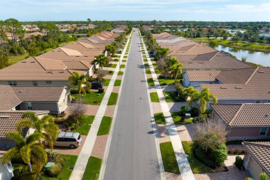 Kırsal ABD banliyölerindeki Amerikan sosyal konutları. Florida 'nın güneybatısındaki küçük bir kasabadaki büyük yerleşim yerlerinin görüntüsü.