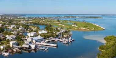 Kırsal ABD banliyölerindeki Amerikan rıhtım evleri. Florida 'nın güneybatısındaki Gasparilla Adası' ndaki küçük Boca Grande kasabasındaki büyük yerleşim yerlerinin manzarası.