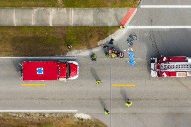 Florida 'da şehir caddesinde araba kazası. Dikkati dağılmış sürüş ve hız sonucu. ABD 'de araç ve bisiklet kazasında acil sağlık görevlileri.