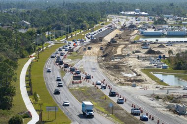 North Port, Florida 'da otoyol inşaatı. Hareket halindeki arabalarla Amerikan karayolunun geliştirilmesi. Şehir taşımacılığı gelişimi.
