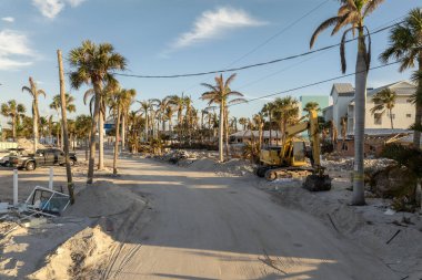 Kasırga sonrası temizlik. Florida 'da yol kenarındaki enkaz yığınları. Şiddetli hasar gören evlerden gelen çöpler. Doğal afetin sonuçları..
