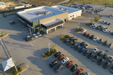 Satılık bir sürü yeni arabası olan büyük bir otopark satıcısı. Amerikan otomotiv endüstrisinin geliştirilmesi ve üretilen araç konseptinin dağıtımı.