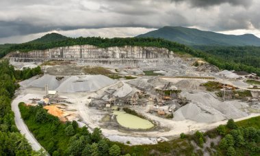Kuzey Carolina Appalachians, ABD 'deki endüstriyel açık maden sahasında kireçtaşı ocağı.