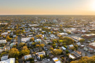 Savannah, Georgia 'da. Aydınlatılmış sokakları ve tarihi binaları olan Amerikan mimarisi.
