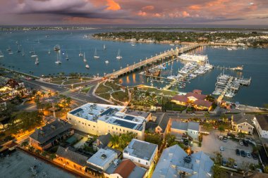 St. Augustine, Florida. Aydınlatılmış şehir sokakları ve tarihi binaları olan Amerikan mimarisi. ABD seyahat hedefi.