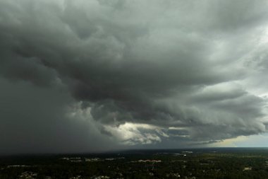 Florida 'ya tropik sağanak yağış yağıyor. Yazın sağanak yağmur.
