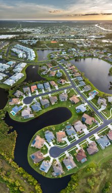 Günbatımında büyük arka bahçeleri ve yeşil çimenleri olan lüks banliyö evleri. Sarasota, Florida 'nın kırsal kesimlerinde özel yerleşim evleri..