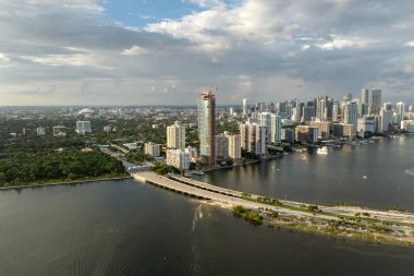 Miami, Florida, ABD şehir merkezindeki deniz kenarındaki binaların görüntüsü. Ticari finans bölgesi olan Amerikan şehri.