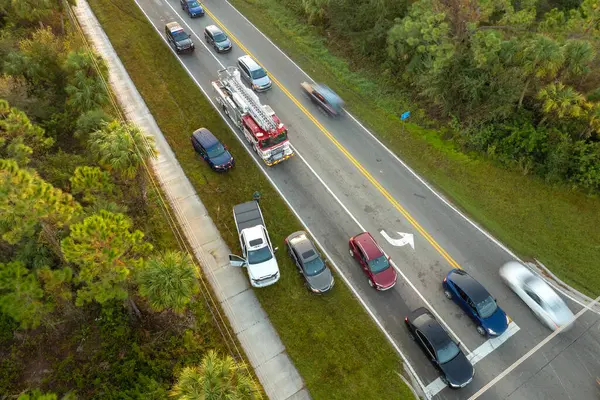 Amerikan caddesinde araba kazası. Acil servis, ABD 'de trafik kazası kurbanlarına yardım ediyor..