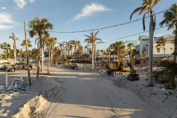 Kasırga sonrası temizlik. Florida 'da yol kenarındaki enkaz yığınları. Şiddetli hasar gören evlerden gelen çöpler. Doğal afetin sonuçları..