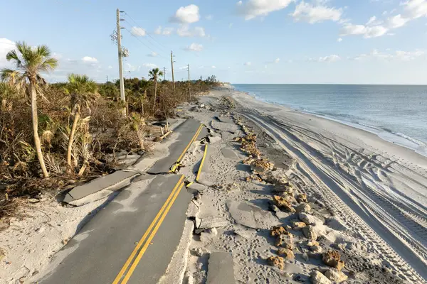 Fırtına dalgası Florida 'da okyanus kıyısındaki liman yolunu tahrip etti. Ulaşım altyapısında ciddi hasar.