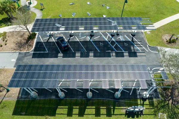 Park yerinin gölgelik çatısı olarak park halindeki elektrikli arabaların güneş panellerine rüzgar hasarı verildi. Fotovoltaik teknolojinin başarısızlığı kentsel altyapıya entegre edildi.