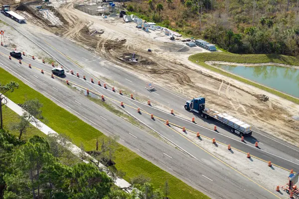 Endüstriyel yol çalışmaları. Geniş Amerikan otoyolu yapım aşamasında. Hızlı ulaşım için ulaşım sisteminin geliştirilmesi.