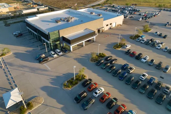 Satılık bir sürü yeni arabası olan büyük bir otopark satıcısı. Amerikan otomotiv endüstrisinin geliştirilmesi ve üretilen araç konseptinin dağıtımı.