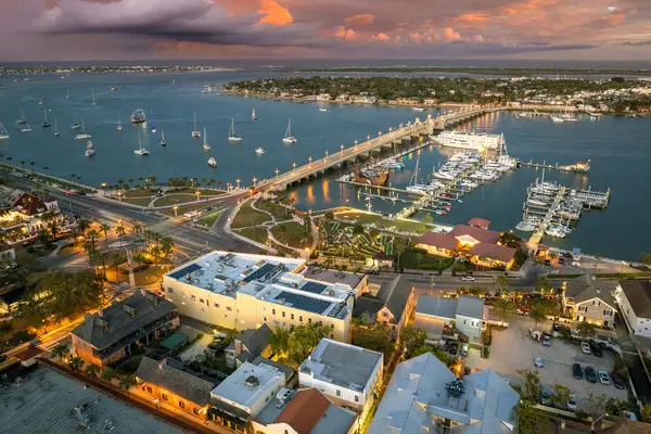 St. Augustine, Florida. Aydınlatılmış şehir sokakları ve tarihi binaları olan Amerikan mimarisi. ABD seyahat hedefi.