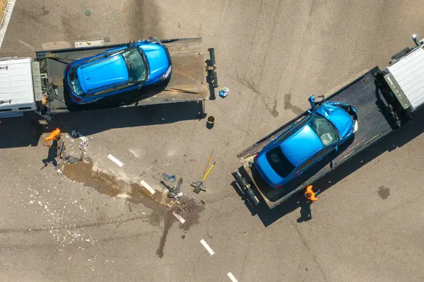 ABD caddesinde hasarlı araba yüklü çekici ile trafik kazası.