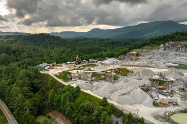 İnşaat endüstrisi için kireçtaşı malzemelerinin açık maden alanının hava görüntüsü.