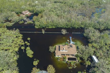 Doğal afet sonrası. Florida yerleşim bölgesinde Ian kasırgası ile sel basmış evler..