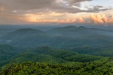 Kuzey Carolina Appalachian dağlarında yaz mevsiminde parlak gün doğumu. Güzel doğanın yaz manzarası.