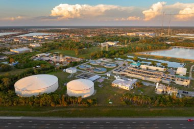 Atık su arıtma fabrikasındaki şehir su arıtma tesisi. İstenmeyen kimyasalların, askıya alınmış katı maddelerin ve gazların kirlenmiş sıvılardan çıkarılması süreci.
