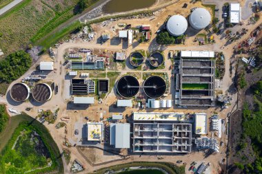Atık su arıtma fabrikasındaki şehir su arıtma tesisi. İstenmeyen kimyasalların, askıya alınmış katı maddelerin ve gazların kirlenmiş sıvılardan çıkarılması süreci.