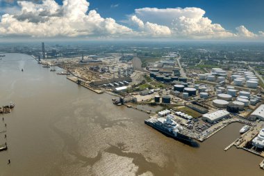 Lüks yatların montajı için inşaat tersanesi. Deniz gemileri üretimi için ticari liman..