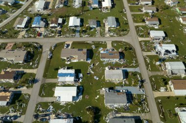 Florida 'daki taşınabilir evleri kasıp kavuran güçlü rüzgârlı banliyö evleri. Doğal afetin sonuçları..