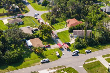 Acil servis araçları olay yerinde. Florida, ABD 'deki konut evinde karbon monoksit gazı tehlikesi soruşturması.