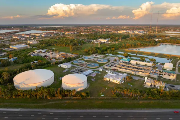 Atık su arıtma fabrikasındaki şehir su arıtma tesisi. İstenmeyen kimyasalların, askıya alınmış katı maddelerin ve gazların kirlenmiş sıvılardan çıkarılması süreci.