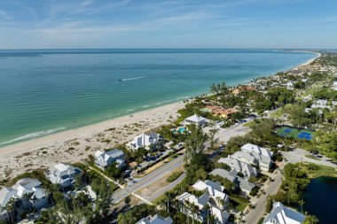 Boca Grande 'deki yeşil palmiye ağaçları arasında pahalı rıhtım evleri güneybatı Florida' daki Gasparilla Adası 'nda küçük bir kasaba. ABD 'de birinci sınıf konut geliştirme.